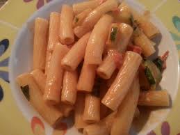 Tagliare le zucchine a rondelle e ripassare in padella con olio e aglio e mettere da parte. Ricetta Pasta Con Zucchine Pomodorini Datterini E Panna Cuor Di Cucina