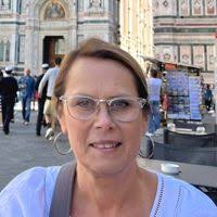 Kari Bowling's Instagram, Twitter & Facebook