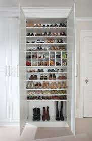 L'equipe de rangement à chaussures™, a sélectionné les meilleurs meubles, boites et accessoires de rangement pour chaussures et bottes tout en respectant vos envies. Rangement De Chaussures Et Meuble De Dressing Closet Shoe Storage Closet Hacks Organizing Master Bedroom Closet