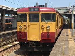 吉田駅に停車中の懐かしの新潟色n3編成 列車 鉄道 国鉄