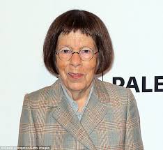 Lydia susanna hunter (born april 2, 1945), better known by her stage name linda hunt, is an american film, stage and television actress known for her role as henrietta lange in the cbs series ncis: Linda Hunt Hospitalized After Crashing In Hollywood Daily Mail Online