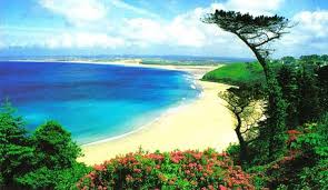 The holiday home features 3 bedrooms, a tv, an equipped kitchen with a dishwasher and a microwave, a washing machine, and 3 bathrooms with a bath or shower. Carbis Bay Self Catering Holiday Accommodation Boswhidden Cornwall Chycor