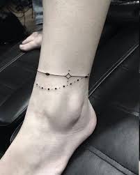 Şimdi popüler olan birisi bilek dövmesi. 1001 Fuss Tattoo Kette Inspirationen Die Die Besten Zier Furs Knochel Sind Tattoo Kette Fusskettchen Tattoo Tattoo Armband Handgelenk