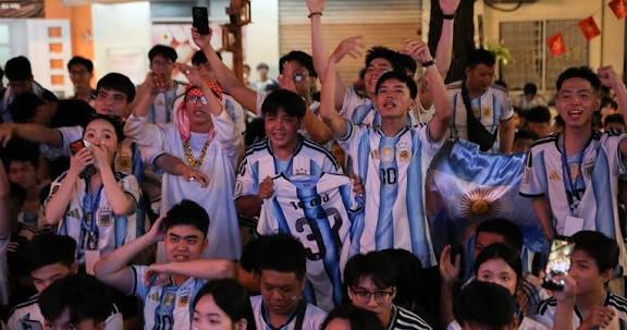 CĐV Argentina ở TPHCM tiếc nuối khi Messi lỡ hẹn cúp vàng World Cup | Báo Dân trí