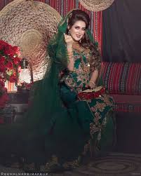 تأجير ذهب عربي في الإمارات pe instagram ليلة الحنا makeup reemalharbimakeup model pakistani dresses womens maxi dresses traditional outfits