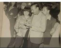 Maybe you would like to learn more about one of these? No No Es Cristina Kirchner La De La Foto Pidiendo Un Autografo A Videla Tribuna De Periodistas