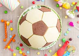 Decoration anniversaire fille 8 ans. Gateau Ballon De Foot Chocolat Praline Vanille Sucre D Orge Et Pain D Epices