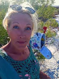 Holly Hershberger's Instagram, Twitter & Facebook