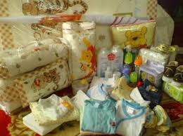 Umumnya kado yang diberikan kepada bayi baru lahir adalah: Cek Daftar Perlengkapan Yang Harus Moms Siapkan Untuk Bayi Baru Lahir