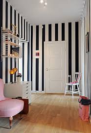Black And White Striped Wallpaper Bedroom Ideas Pin Von Tiny Bermeo Auf Design Tapete Schwarz Weiss Innenarchitektur Wohnzimmer Gestreiftes Zimmer