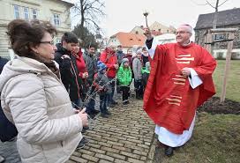 Květnou nedělí začíná svatý týden, tj. Dotyk Prichazi Posledni Postni Nedele Provazeji Ji Kvety Z Kocicek A Otvirani Pokladu