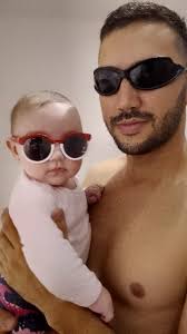 É assim que minha filha fica quando o "babai" chega em casa. Eu venci  amigos, eu venci demais. 💕