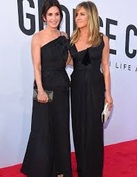 Entre classicisme et modernité, comment la marque cédelar s'affirme avec brio. Courteney Cox Se Transforme En Jennifer Aniston Pour Son Anniversaire Elle