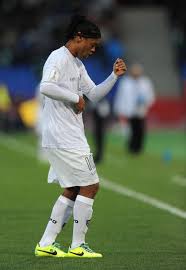 Ronaldinho Grande Entre Los Grandes Su Celebracion Del Gol De Tiro Libre Y Con El Cual El Atletico Mineiro Le Ga Soccer Players Messi Soccer Football Is Life