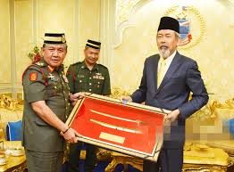 Sejak dekade 1980an angkatan tentera malaysia mengalami transformasi menjadi kekuatan tempur yang modern dan profesional dengan sistem dibentuk dan dilatih oleh inggris buat menumpas gerakan separatis, angkatan tentera malaysia sejak 1980an menjalani transformasi untuk menjadi. Tyt Terima Kunjungan Panglima Angkatan Tentera Darat Malaysia Utusan Borneo Online