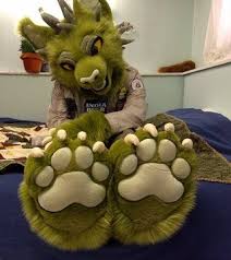 Fursuitfriday I M Proud Of My Big Stompy Paws So Heck Yeah I Wanna Show Em Off Now N Again Green Beans Are Good For Fursuit Paws Fursuit Furry Furry Art