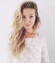 How To Mastering The Cool Girl Side Flip Long Hair Styles Hair Flip Parting Hair