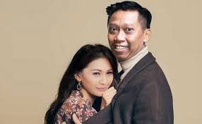 Pria itu langsung menoleh saat tata janeeta mengarahkan kamera ke arahnya. Tata Janeeta Akhirnya Jatuh Ke Pelukan Tukul Arwana Beritabeta
