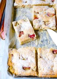 Meistens mitten in der nacht, oder am frühen sonntagvormittag, wenn ich für nen klassischen kuchen mit sicherheit irgendeine zutat nicht da habe, und die läden natürlich auch nicht geöffnet sind. Rhabarberkuchen Vom Blech Kuchenrezept Was Eigenes