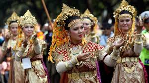 Kembali pada pemaknaan ritual ziarah kubur orang jawa. Sarat Makna Aneka Ragam Penutup Kepala Perempuan Indonesia