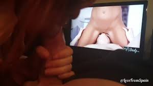 Pelirroja Se La Chupa a Su Novio Mientras Ven Porno Lésbico