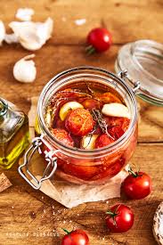 Tomates Confites A L Huile En 2020 Tomates Confites Tomates Idee Recette Facile