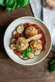Mediterrane Semmelknodel Auf Gemuse Mit Parmigiano Reggiano Rezept Lebensmittel Essen Vegetarisch Kochen Rezepte Mit Semmelknodel
