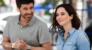 Dice que muchas veces se siente sola en plena vorágine, como esos peces de ciudad que canta ana belén («la canción que he escuchado cada día durante la campaña») y que entre rajoy y aznar se queda con casado. Isabel Diaz Ayuso Y Su Misterioso Matrimonio De Cuatro Anos Del Que Nadie Habla Informalia Es