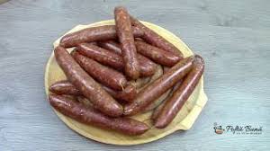 Rulam matul pe palnia de carnati si il umplem dar nu foarte tare si rasucim din loc in. Carnati De Casa Reteta Traditionala Gina Bradea Youtube