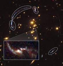 Resultado de imagen de Resultado de imagen de Simulación del efecto de lente generado por una cuerda cósmica. Crédito: PhysicsWorld.com