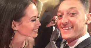 Onun hayranları ona bir mola veriyor. Mesut Ozil Ile Sevgilisi Mandy Grace Capristo Ayrildi Son Dakika Magazin Haberleri