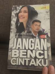 Novel lara cintaku menceritakna kisah seorang wanita yang tengah memutuskan hubungan suami istri (cerai) karena ada beberapa sebuah faktor alasan. Novel Jangan Benci Cintaku Books Stationery Books On Carousell