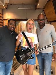 Клава кока — талантливая певица, которая своей творческой биографией доказала: Klava Koka Zachitaet Rep Na Anglijskom Muzyka Pervogo