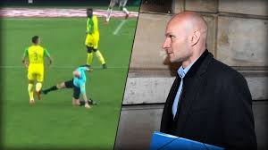 Последние твиты от diego carlos (@diegoca). Nach Skandal In Frankreich Mega Strafe Fur Den Treter Schiri Fussball Bild De