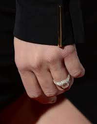 Amber Heard S Engagement Ring I Have A New Pic And No Idea What S Going On Here Celebrity Engagement Rings Engagement Rings Wedding Rings Engagement