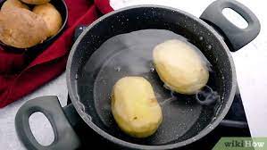 Assicurarsi di scartare i tuberi inverditi immergere le patate nell'acqua fredda salata e farle cuocere, in base alla grandezza, fino a quando la punta di un coltello affonda facilmente nella polpa. 3 Modi Per Bollire Le Patate Wikihow