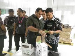 Pabrik pembuatan masker dan alat pelindung diri (apd) di jombang yang dikunjungi gubernur jawa timur khofifah indar parawansa pada rabu lalu (18/3), mampu memproduksi 300 ribu masker per hari. Polisi Gerebek Pabrik Masker Ilegal Di Serang Okezone News