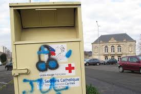 Secours populaire français ⭐ , ⓜ mairie des lilas, france, pantin, allée georges courteline, 2: Des Conteneurs En Moins Pour Les Vetements Usages