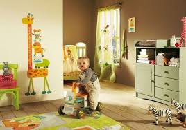Da die kleinen sehr neugierig in diesem alter werden, sichern sie die steckdosen ab! Babyzimmer Deko Junge Orange Grun Farben Thema Tiere Babyzimmereinrichtung Babyzimmer Dekor Baby Jungenzimmer