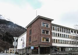 Ullensvang og kinsarvik er dei sentrale bygdelaga i mellomalderens landskap langs sørfjorden kommunevåpen for tidlegare ullensvang kommune. Nyhende Kofa No Har Kofa Konkludert Ullensvang Kommune Har Brote Lovverket