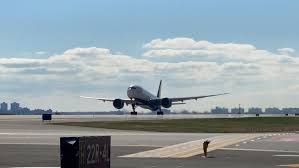 It is the world's largest twinjet. Delta S Last Boeing 777 Flies Off Into The Sunset As 20 Year Experiment Ends