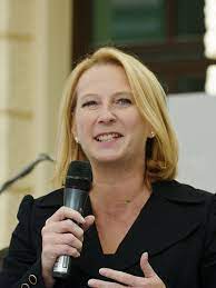 Mit den debatten über die ökosoziale steuerreform und die impfpflicht stehen gleich zwei auch in der . Doris Bures Wikipedia