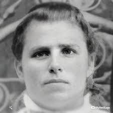 Helen Faris's Instagram, Twitter & Facebook