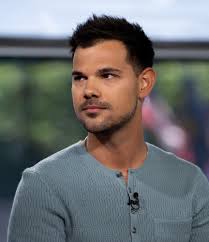 Cara Delevingne Comments On Taylor Swift, Travis Kelce