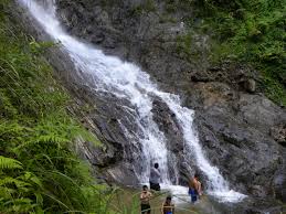 Dua air terjun yang letaknya berdampingan ini menyuguhkan sebuah simfoni alam yang amat spektakuler dan keindahan yang sukar diungkapkan sembilan ratus meter di atas permukaan laut, tepatnya di sebuah desa kecil nan terpencil, tersimpan sebuah keindahan alam yang luar biasa, air. Air Terjun Lata Kijang Jelebu