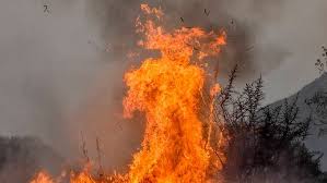 Incendios en córdoba, la meteorología incita el fuego con altas temperaturas, ambiente seco y ráfagas fuertes. Viral Fotografiaron Un Diablo De Fuego En Los Incendios De Cordoba