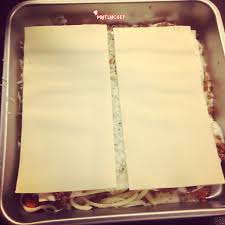 Üzerine 3 yaprak lazanya ekleyin. Lazanya Bolonez Mutluchef