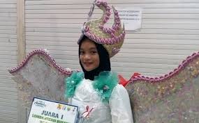 Baju pengantin daur ulang atau rycicle merupakan baju yang dibuat dari bahan dasar textile yang sudah tidak dipakai,yang di gunakan untuk bahan dasar maupun untuk ornamen atau hiasan. Desain Pakaian Dari Kertas Minyak Dan Tutup Botol