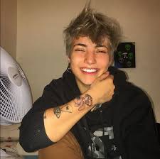 A slightly wavy hair will look more harmonious in this case. Pin By Letiffa On Pinhopietra Hair Styles Short Hair Styles Androgynous Hair