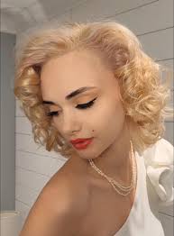 I provide professional hair and makeup services in the comfort of your own  home, offering convenience, relaxation, and salon-quality results. 💇‍♀️  Modern and classic haircuts 🎨 Custom hair colouring to suit your